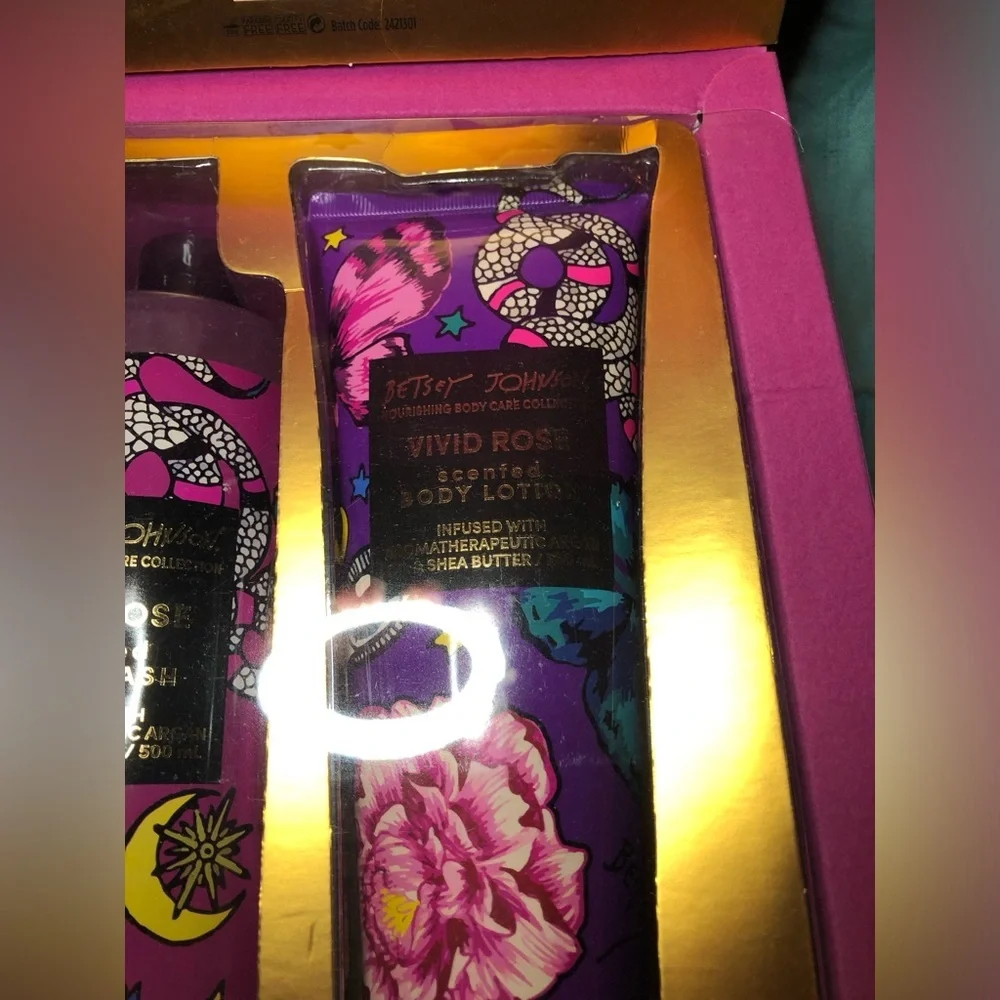 🌺🎀🍬Betsey Johnson Purple/ Magenta Body Wash Collection🎀🍬🌺